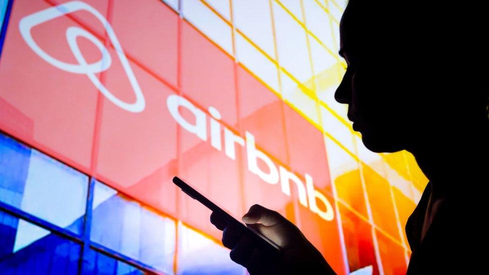 «Vivir y trabajar desde donde sea»: Airbnb permitirá que todos sus empleados trabajen de forma remota indefinidamente