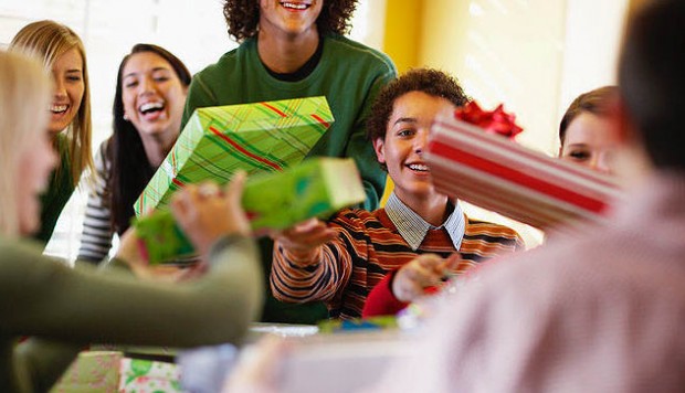 Navidad: ¿Es buena idea intercambiar regalos en el trabajo?