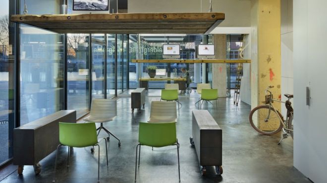 Los diseñadores holandeses que «hacen desaparecer» los escritorios para que sus empleados no trabajen horas extra